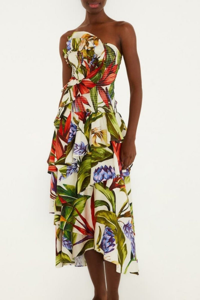 Vestido midi tropical sin tirantes con volantes