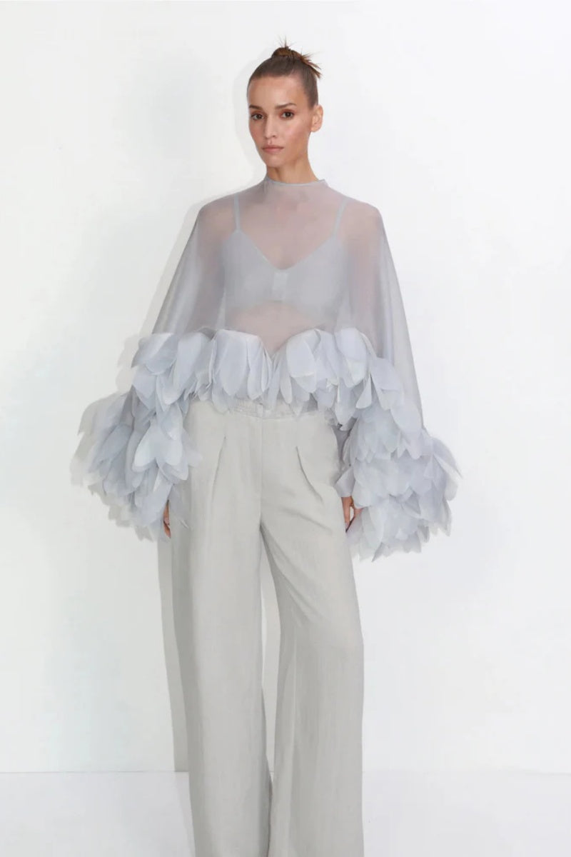 Transparante organza cape top met bloemblaadjesversiering