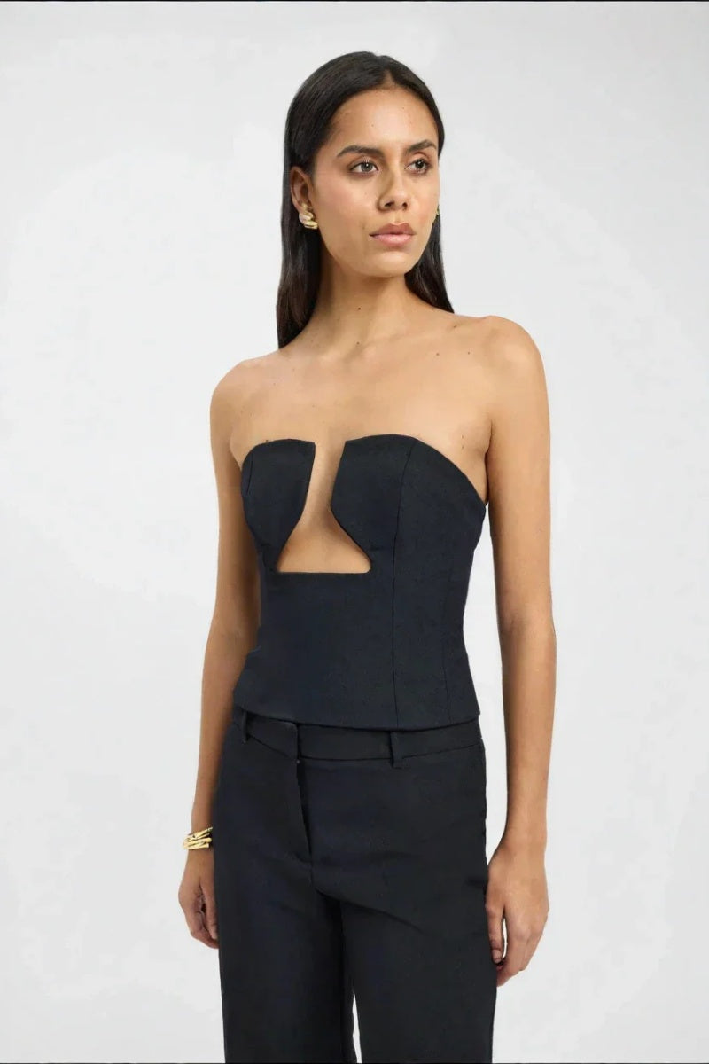 Top bustier negro sin tirantes con recortes