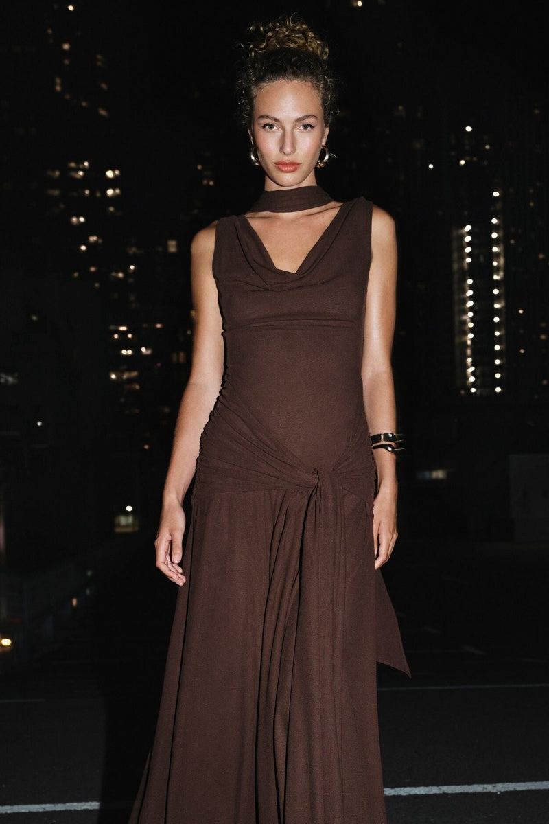 Gewandetes Kleid mit hohem Kragen und offenem Rücken