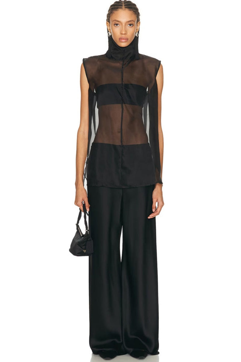 Completo in satin trasparente con dolcevita e pantaloni a gamba larga