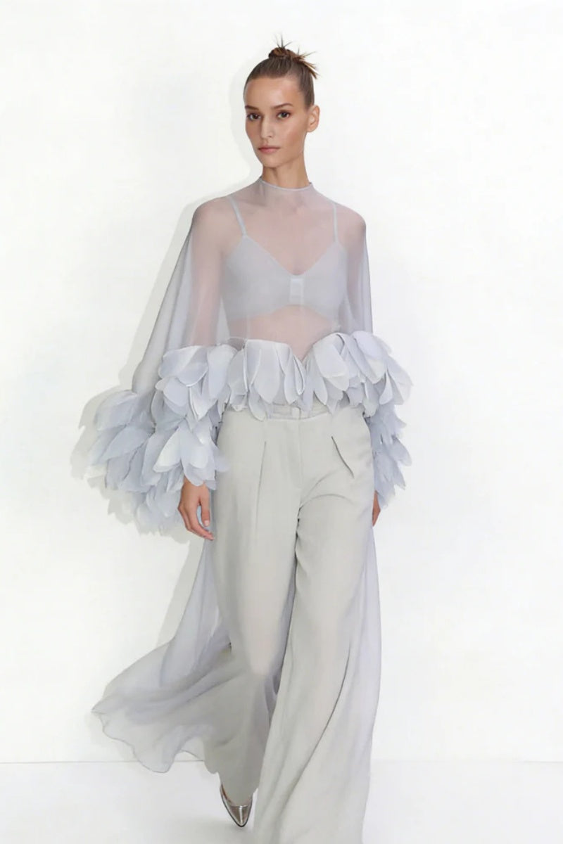 Transparante organza cape top met bloemblaadjesversiering