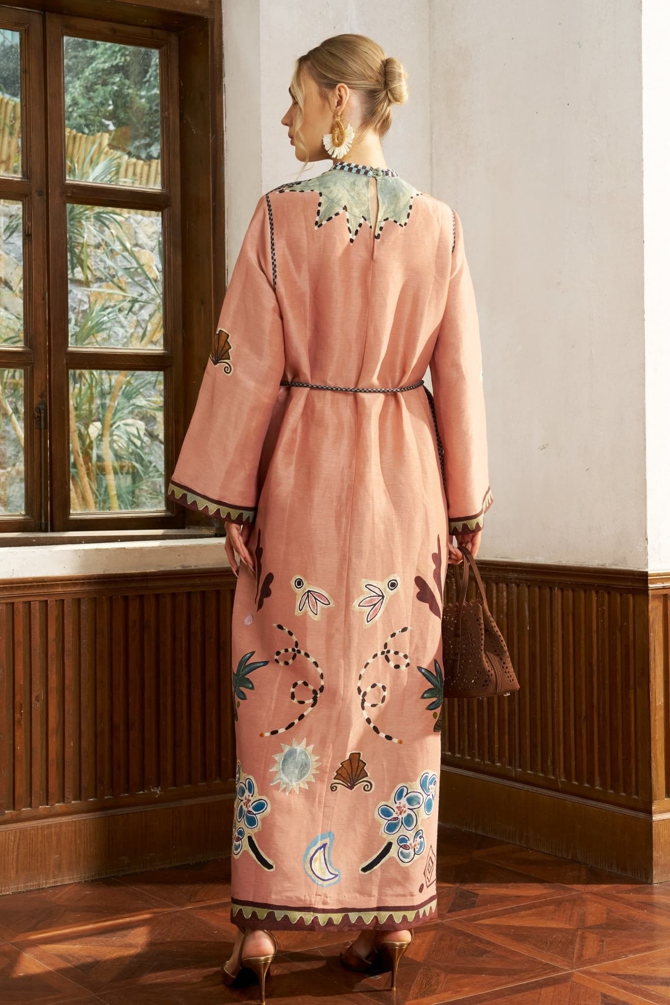 Künstlerisches Maxikleid mit Gürtel