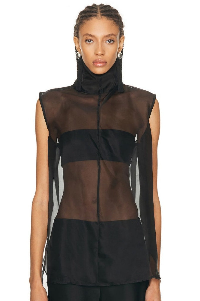 Completo in satin trasparente con dolcevita e pantaloni a gamba larga