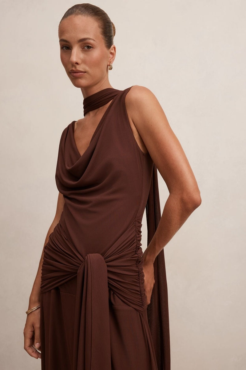 Gewandetes Kleid mit hohem Kragen und offenem Rücken
