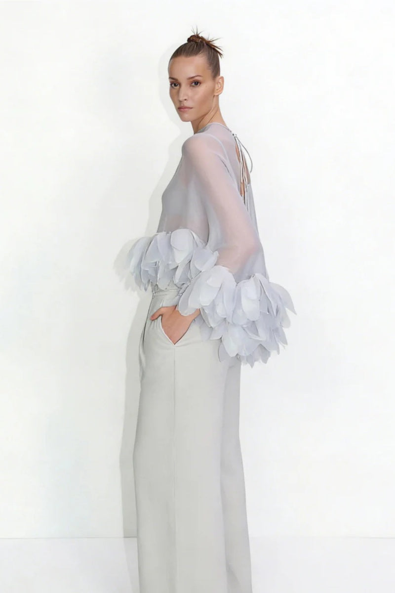 Transparante organza cape top met bloemblaadjesversiering