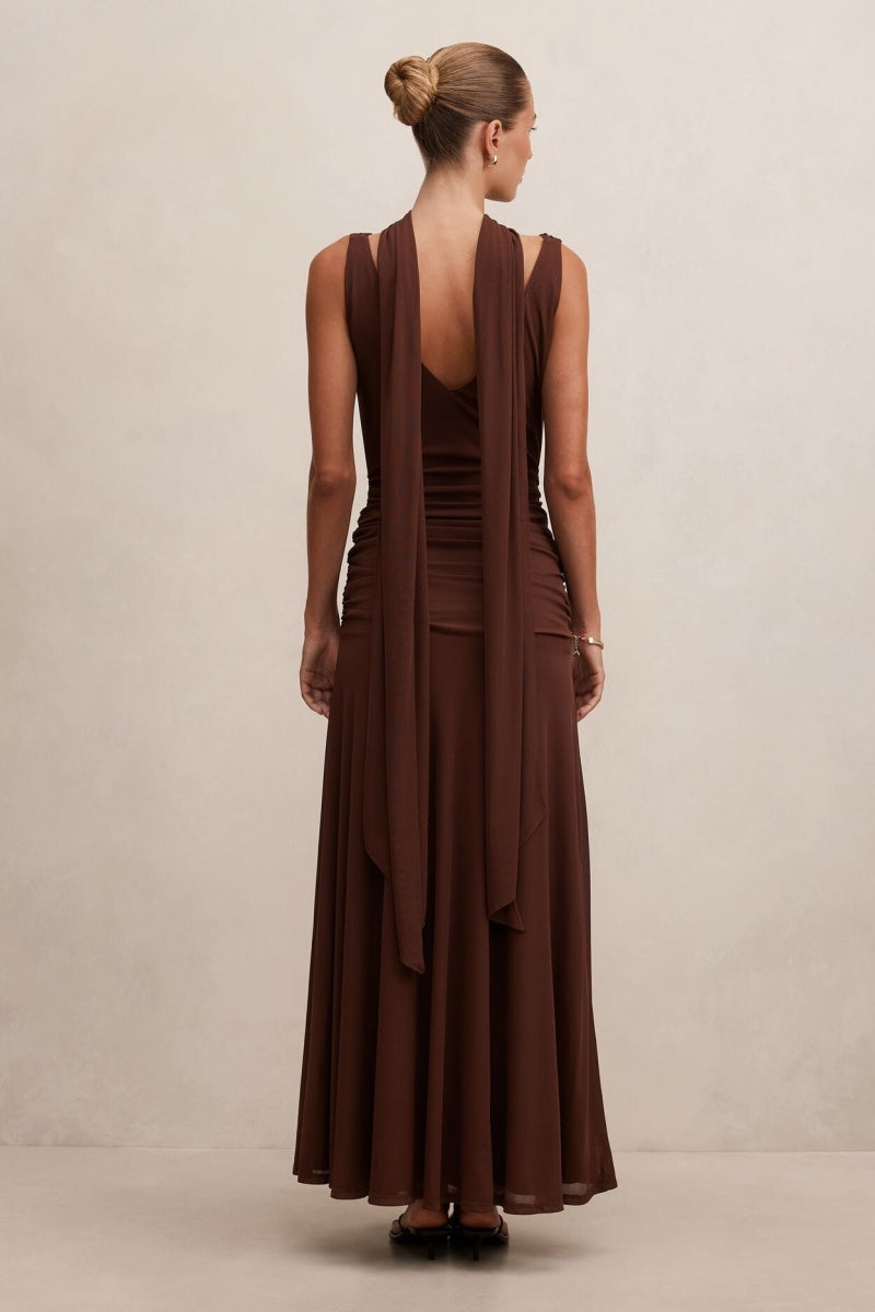 Gewandetes Kleid mit hohem Kragen und offenem Rücken