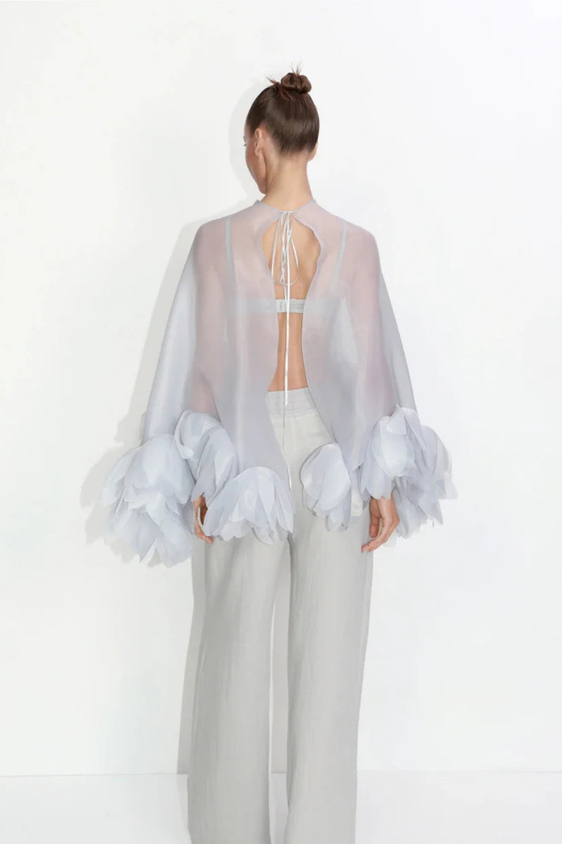 Transparante organza cape top met bloemblaadjesversiering