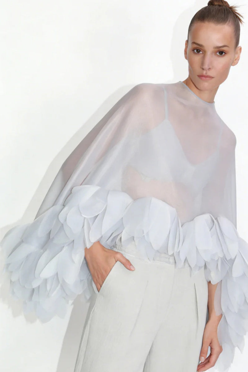 Transparante organza cape top met bloemblaadjesversiering