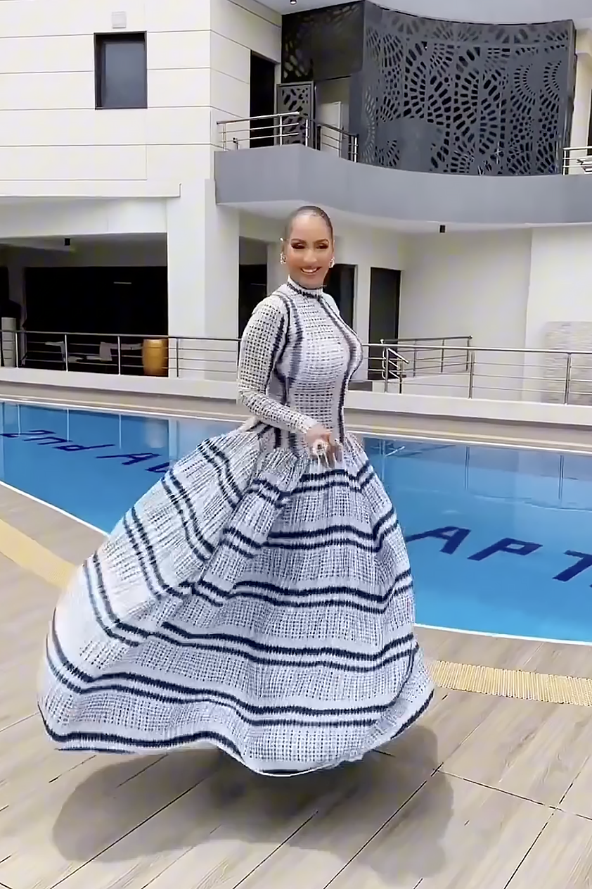 Vestido de noche ajustado con efecto tie-dye que realza las caderas