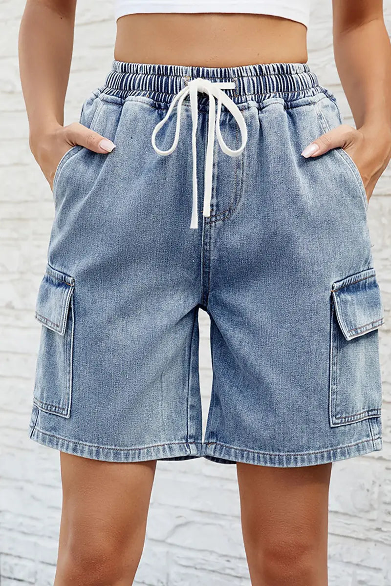 Gewassen denim shorts met elastische taille en ceintuur