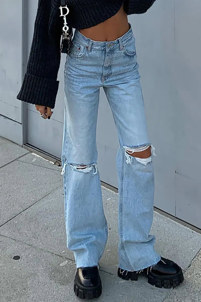Trendy wijde jeans met uitlopende pijpen en gescheurd denim