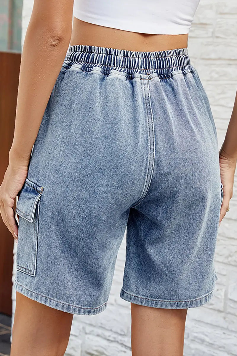 Gewassen denim shorts met elastische taille en ceintuur