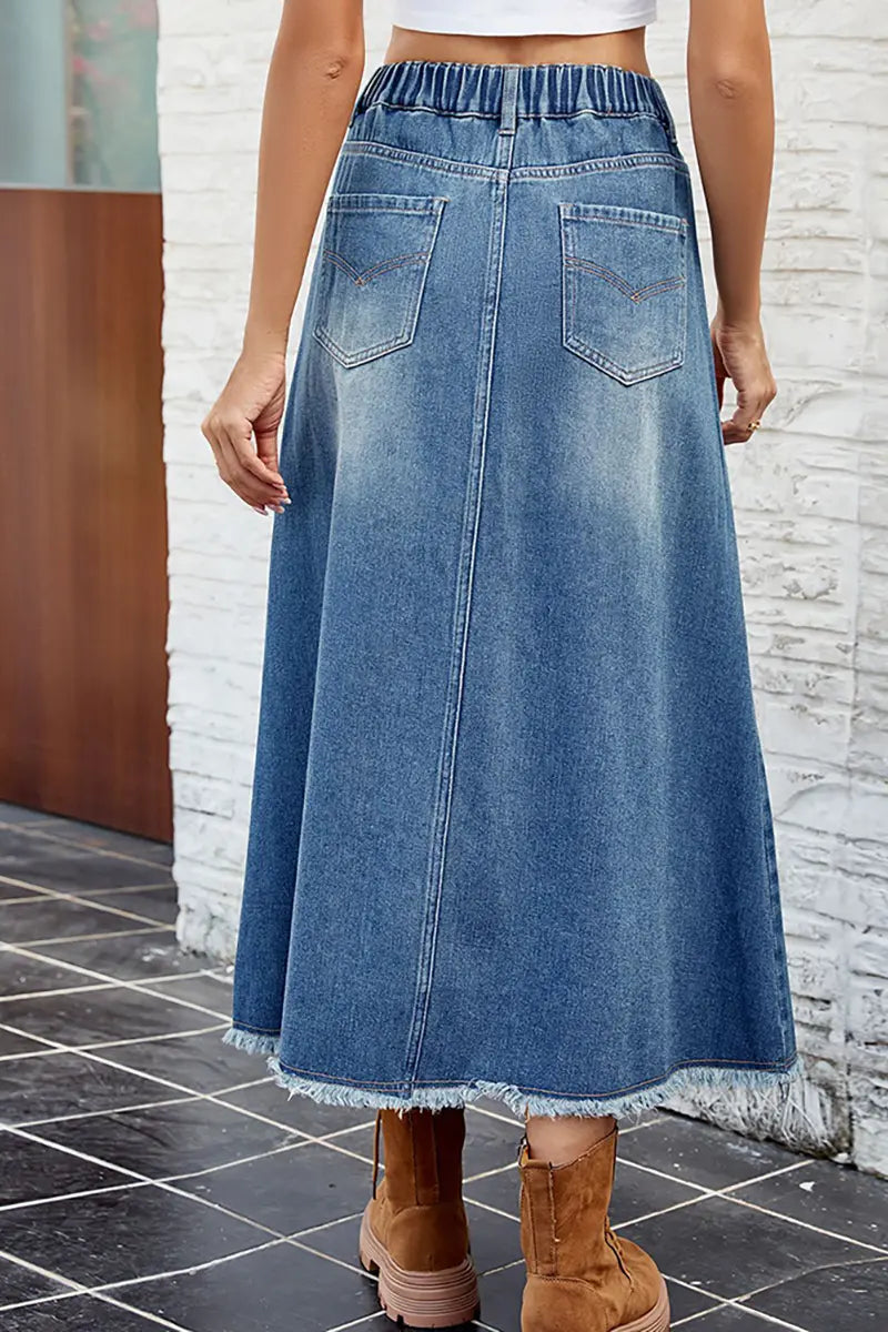 Gewassen denim rok met rafelige zoom