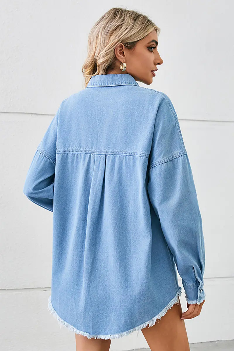 Gewassen distressed denim overhemd met rafelige zoom