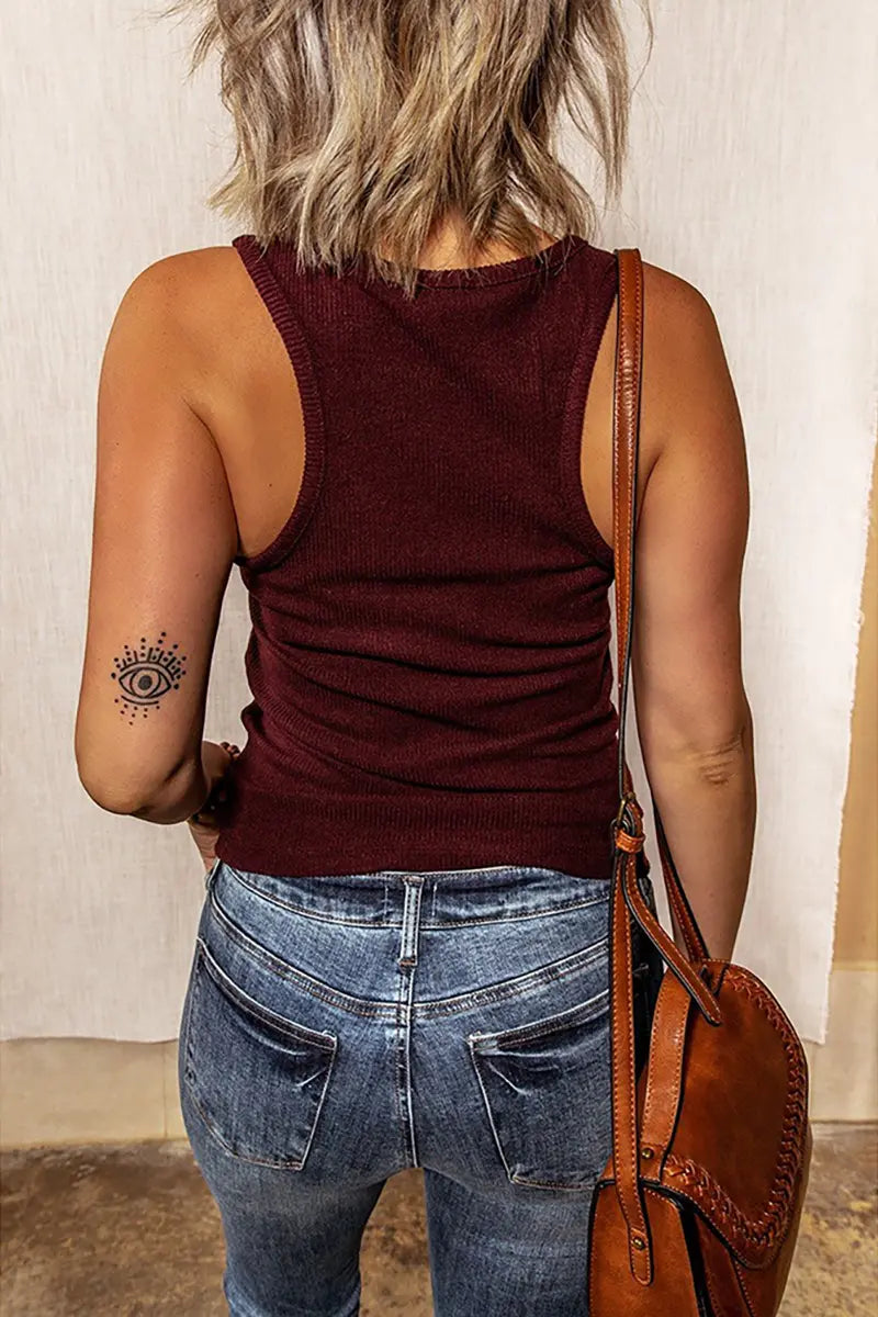 Zomerse mouwloze gebreide tanktop met knopen