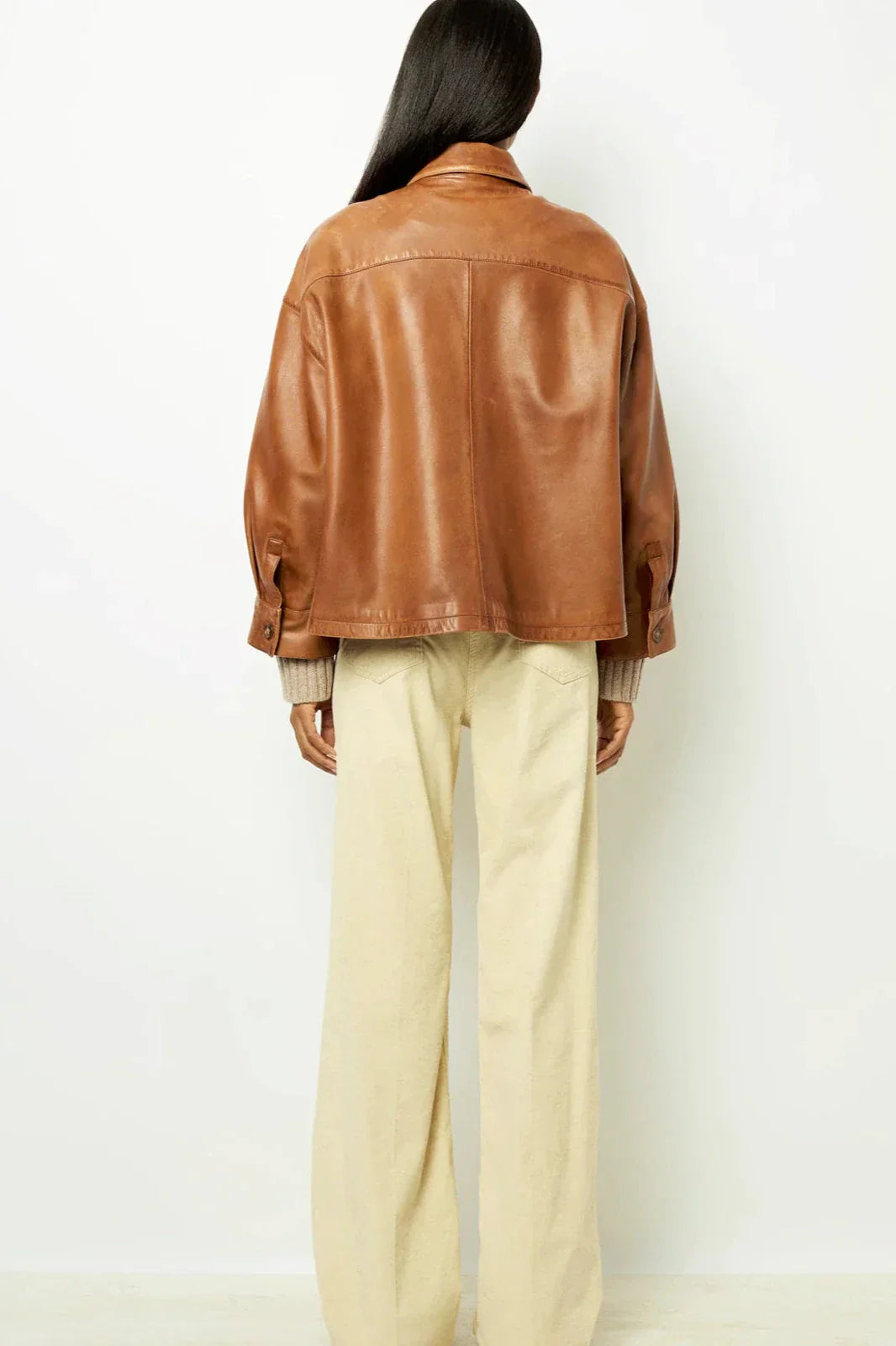 Minimalistisch boxy leren korte jas