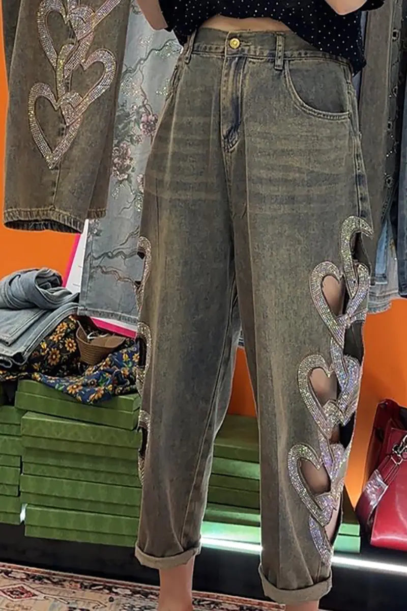 Volné vintage džíny s opotřebovaným vzhledem, průstřihy a ozdobami