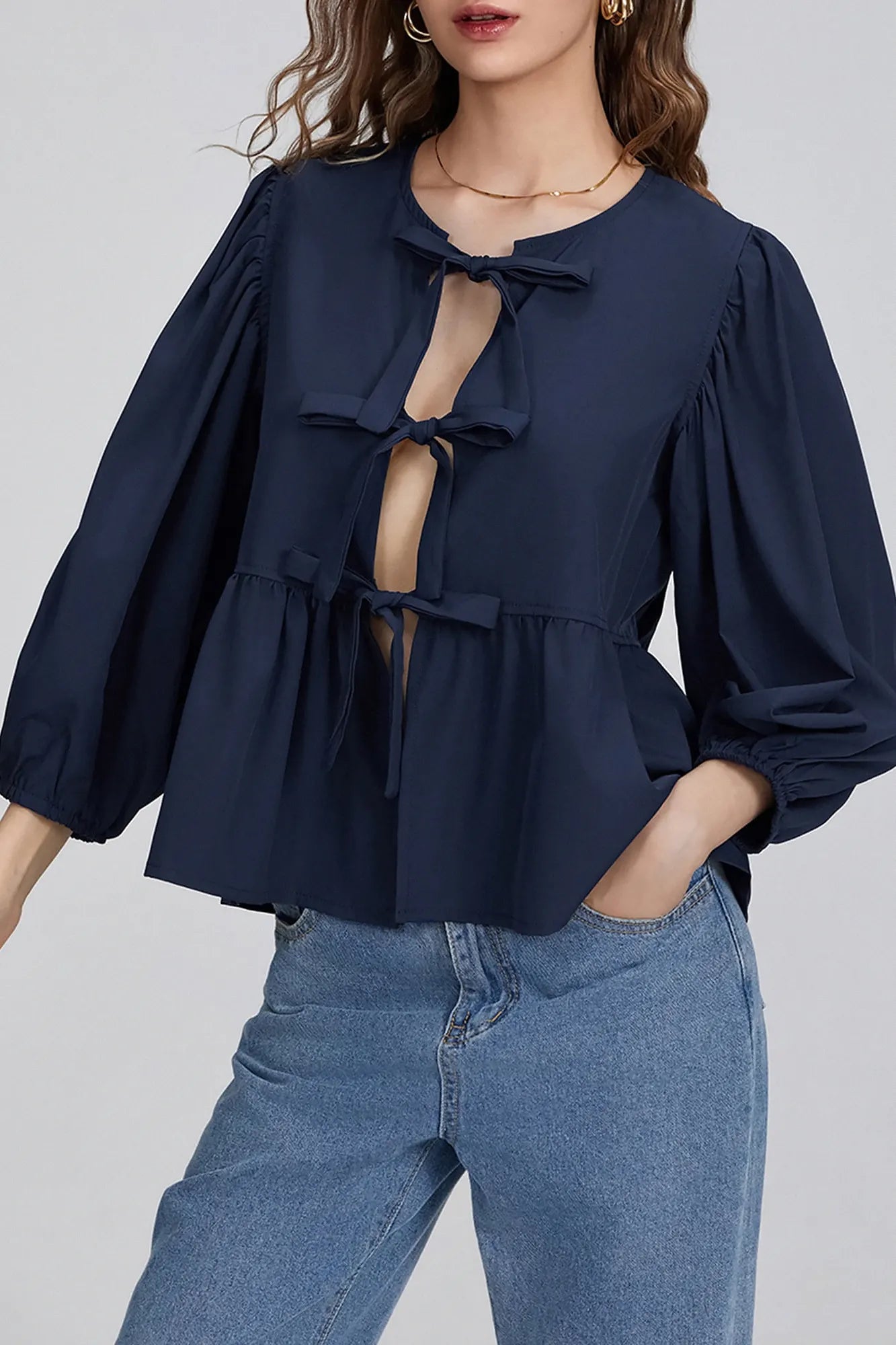 Blouse met pofmouwen, peplum en strik