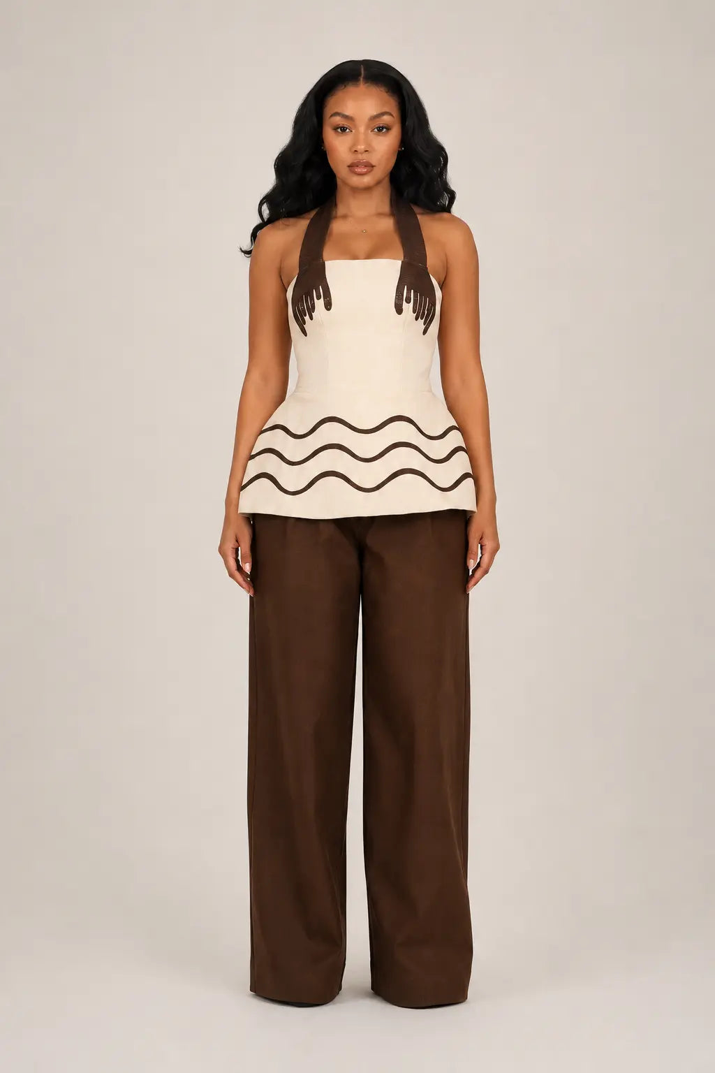 Skulpturiertes Neckholder-Peplum-Top