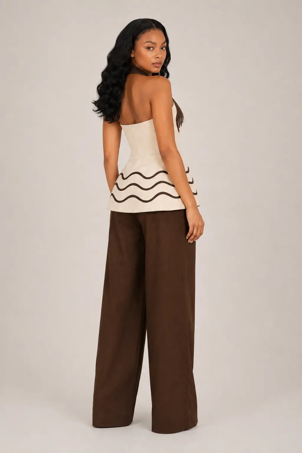 Skulpturiertes Neckholder-Peplum-Top
