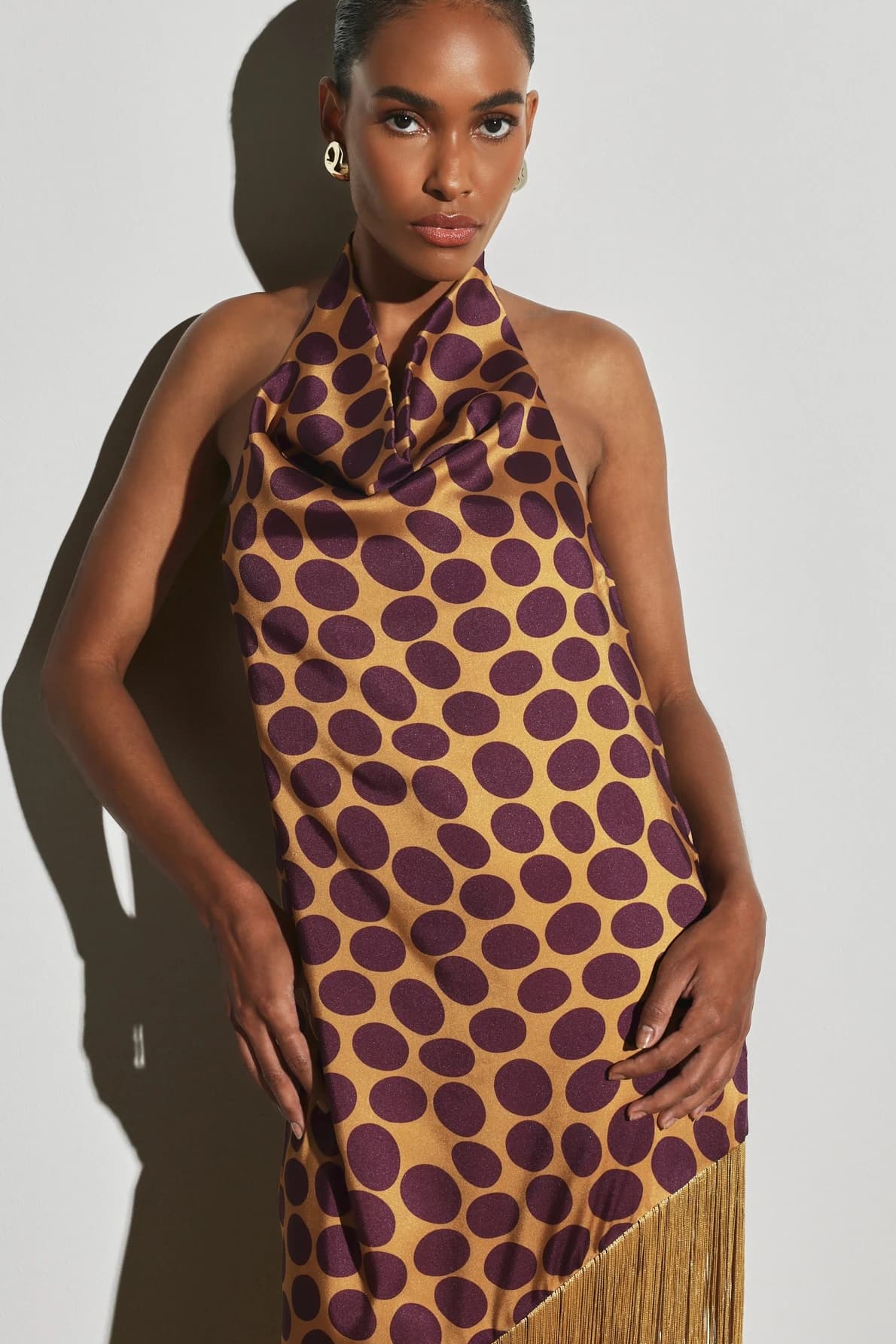 Abito all’americana con frange a pois