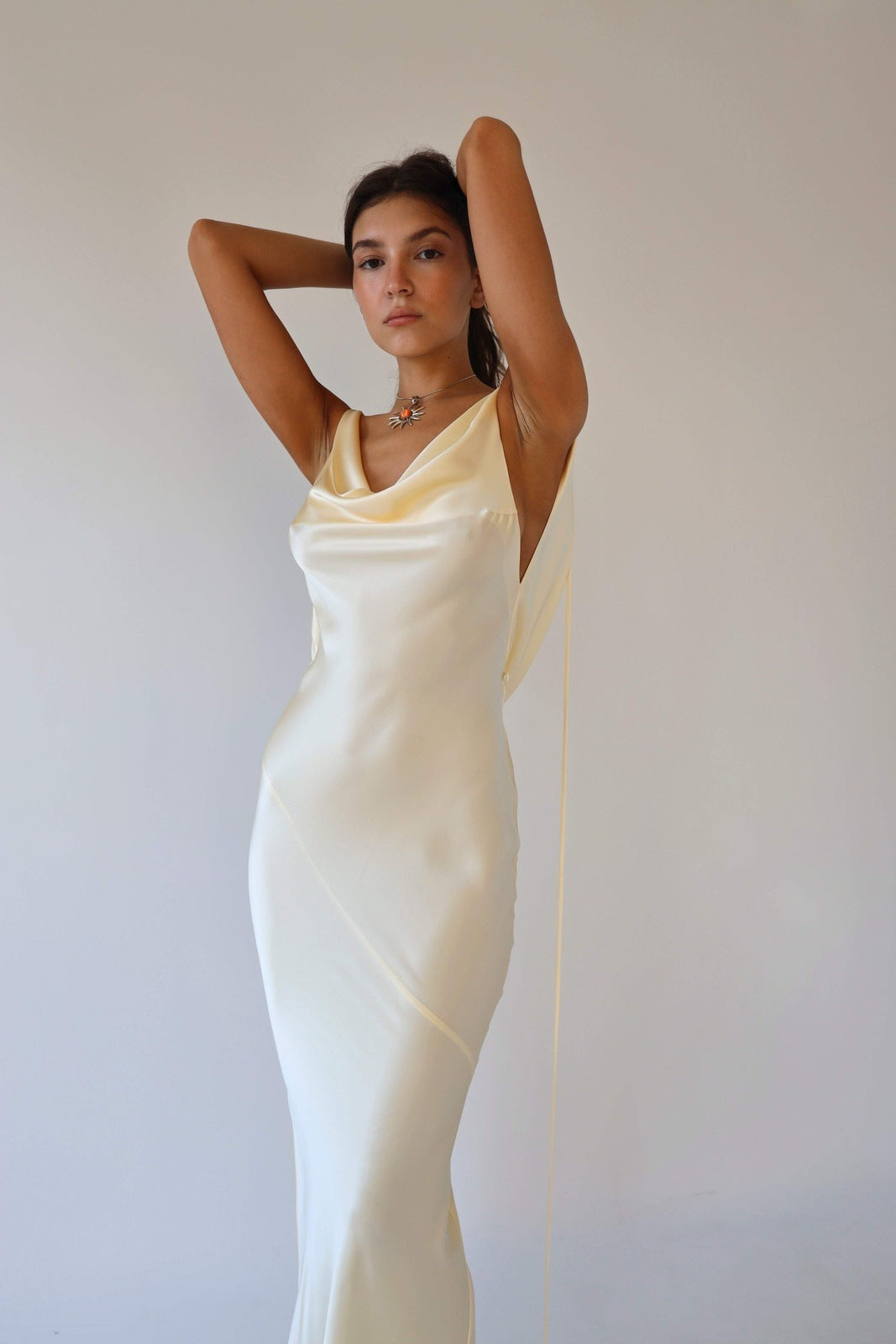 Persis Cowls rugloze satijnen maxi-jurk