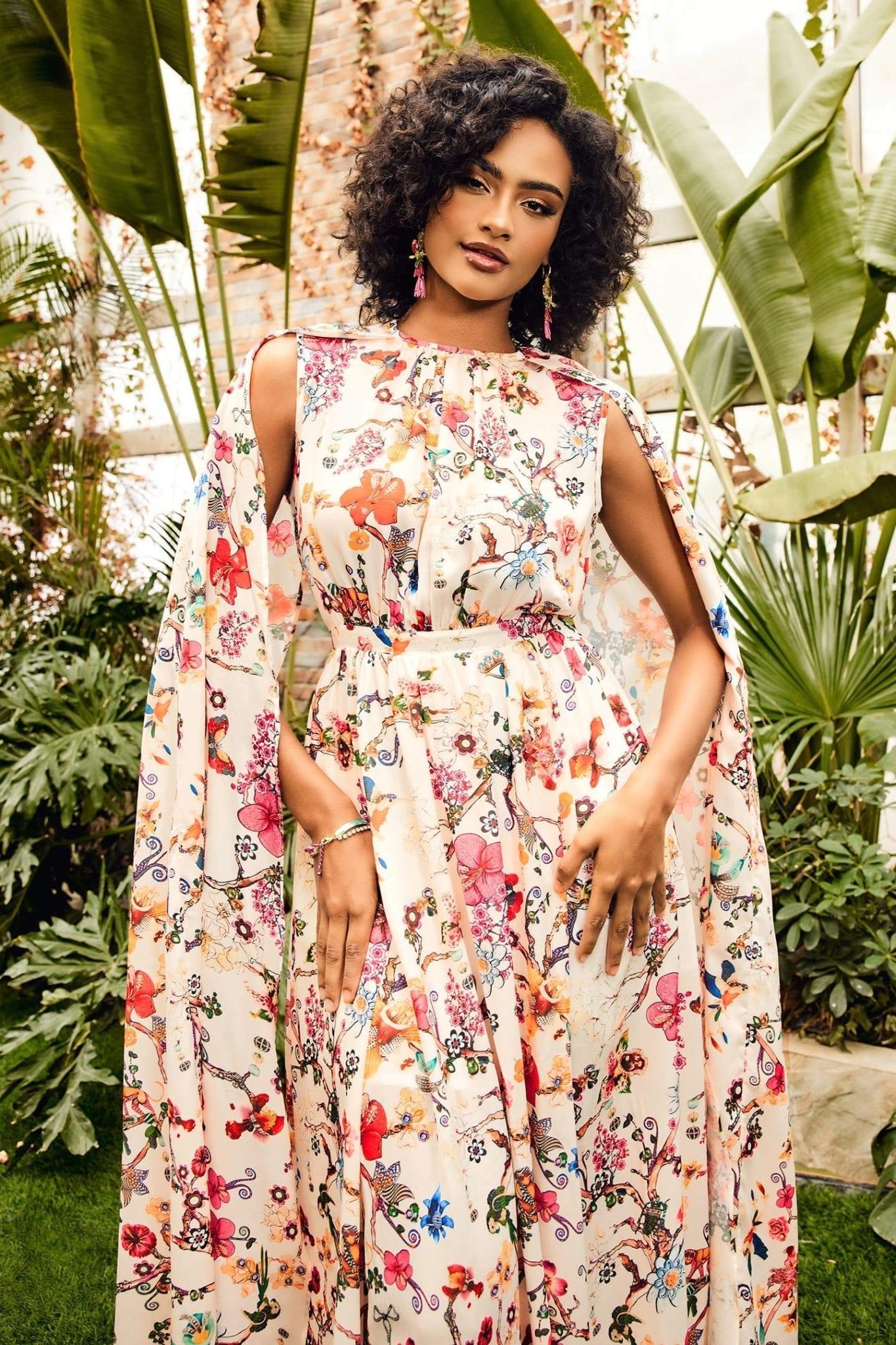 Nola maxi-jurk met ronde hals en cape-mouwen