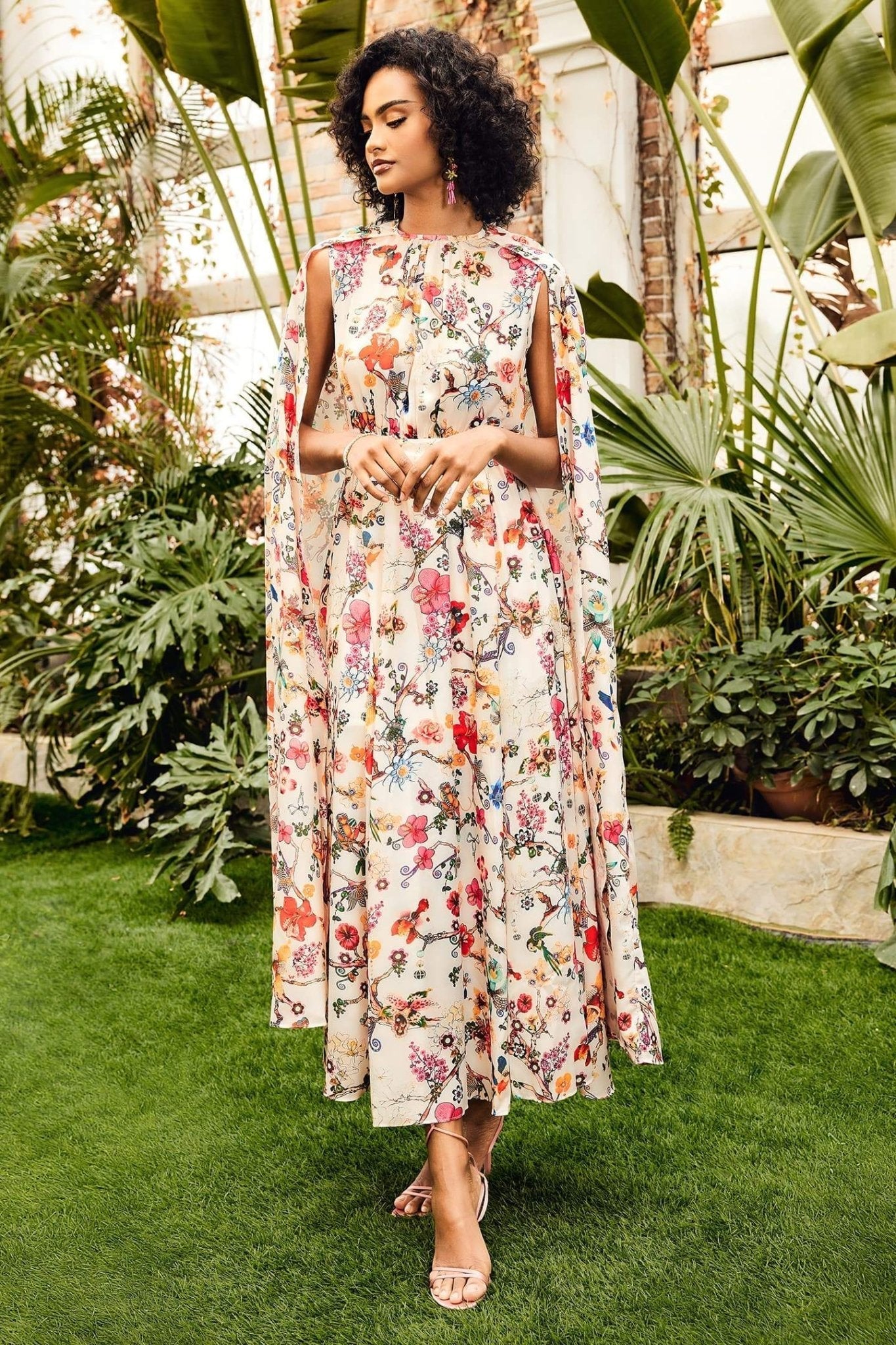 Nola maxi-jurk met ronde hals en cape-mouwen