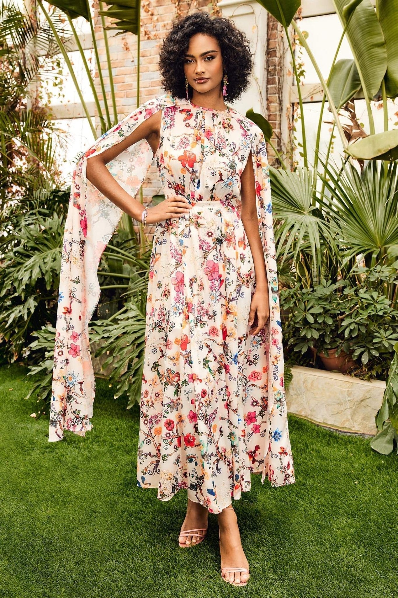 Nola maxi-jurk met ronde hals en cape-mouwen