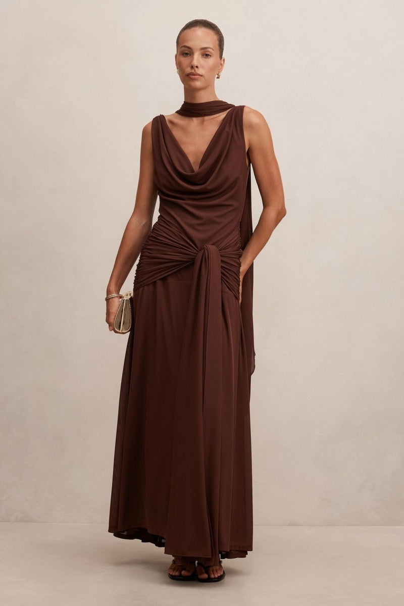 Gewandetes Kleid mit hohem Kragen und offenem Rücken