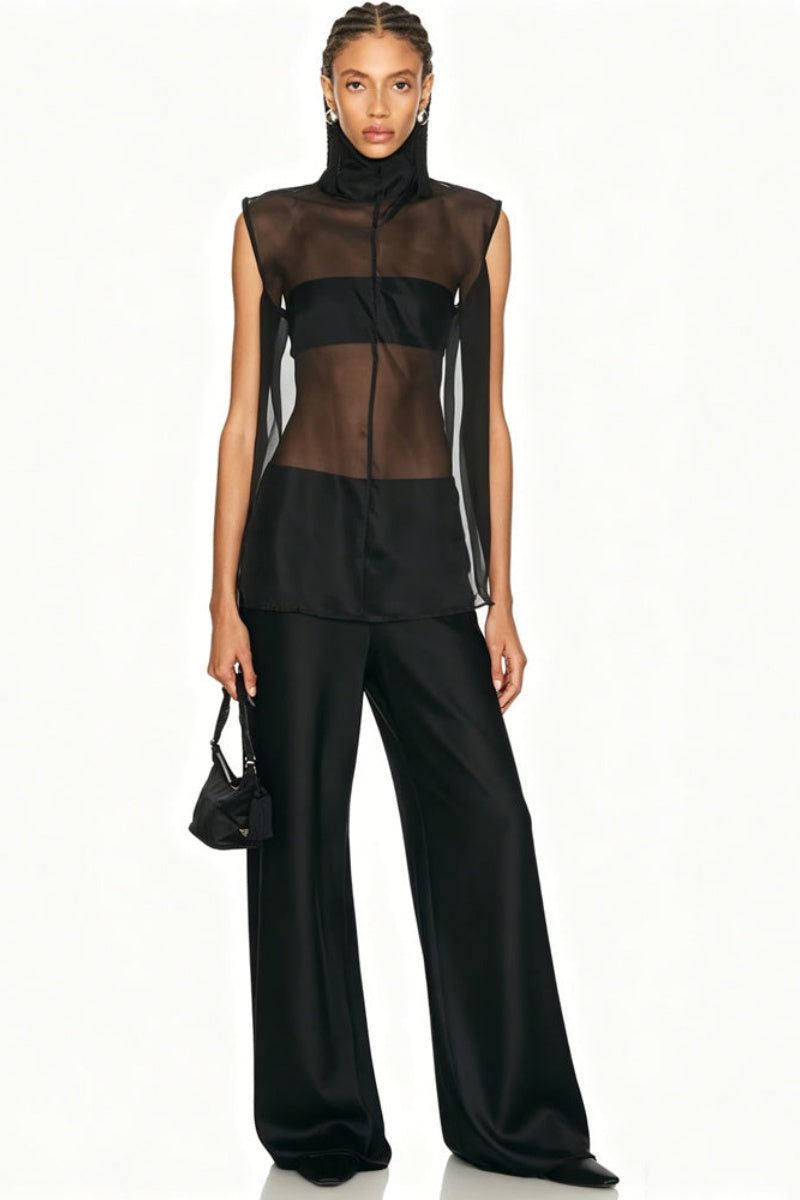 Completo in satin trasparente con dolcevita e pantaloni a gamba larga