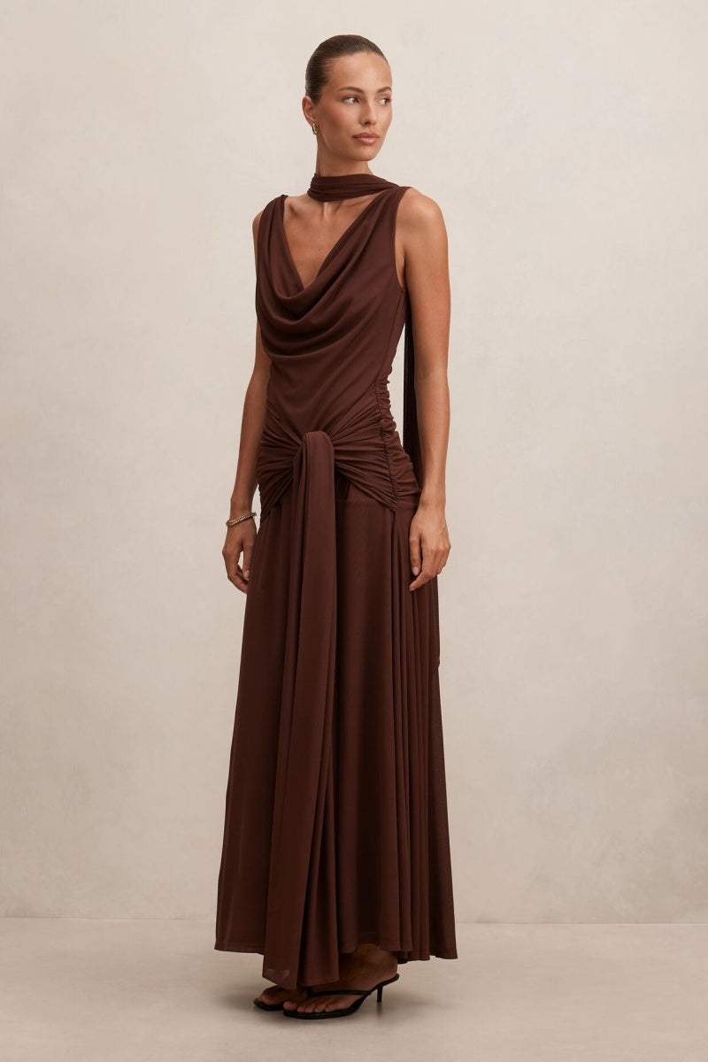 Gewandetes Kleid mit hohem Kragen und offenem Rücken