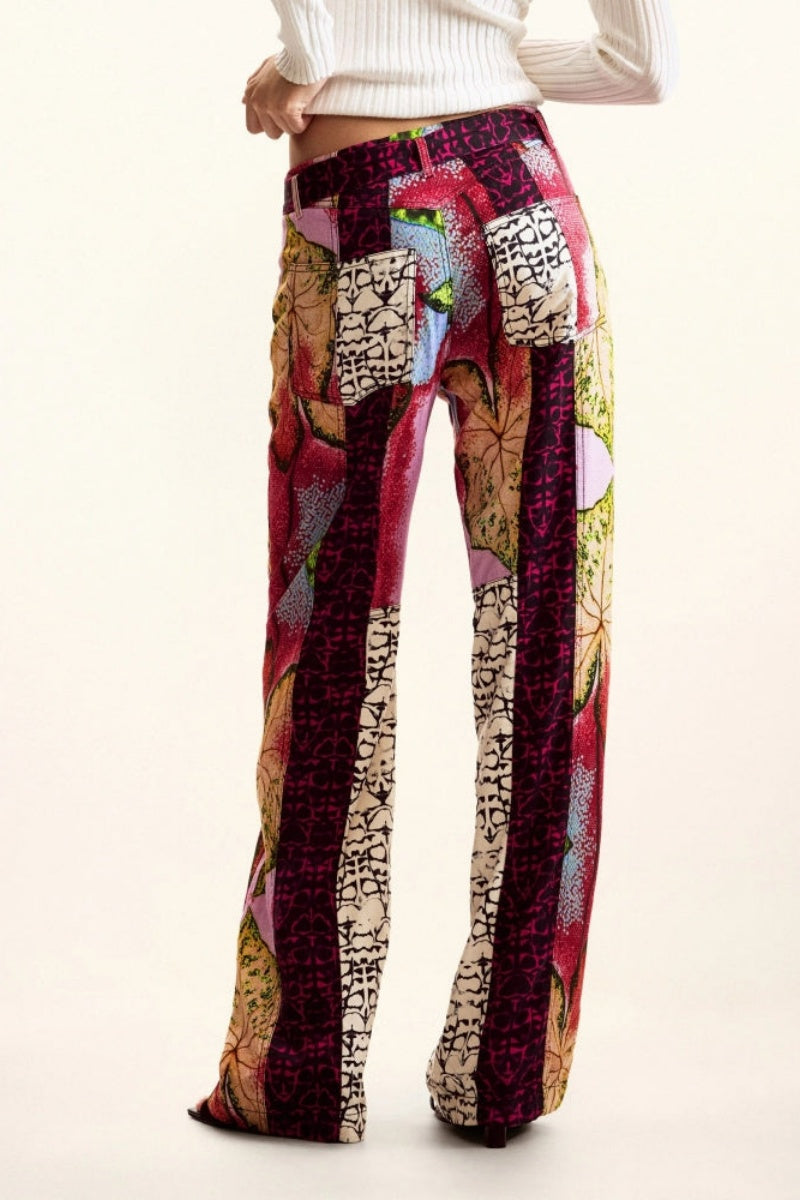 Pantalones fluidos con estampado patchwork
