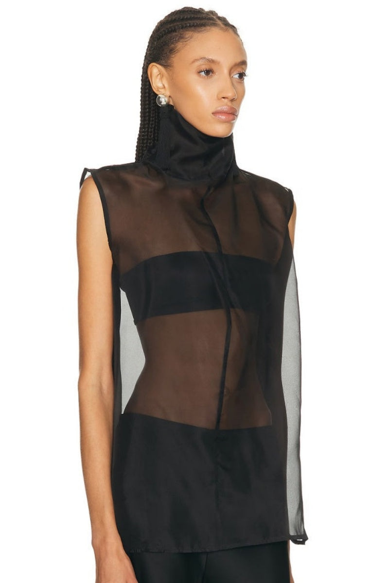 Completo in satin trasparente con dolcevita e pantaloni a gamba larga