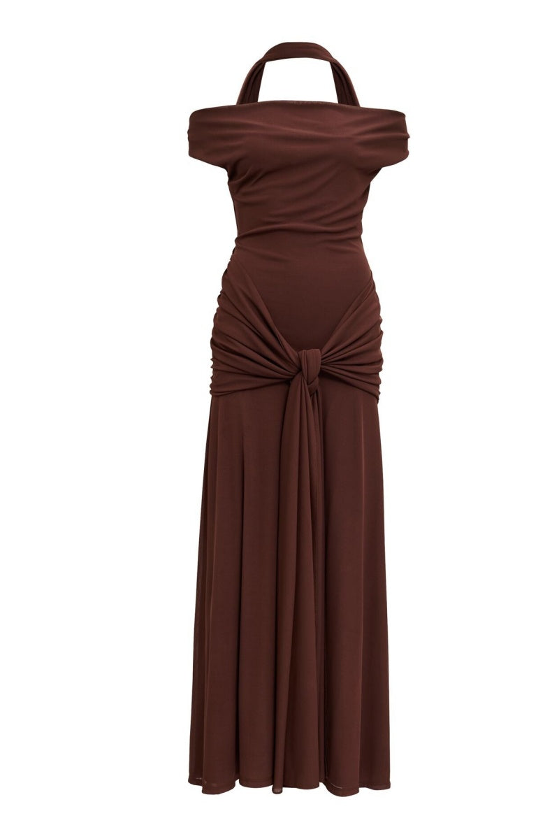 Gewandetes Kleid mit hohem Kragen und offenem Rücken