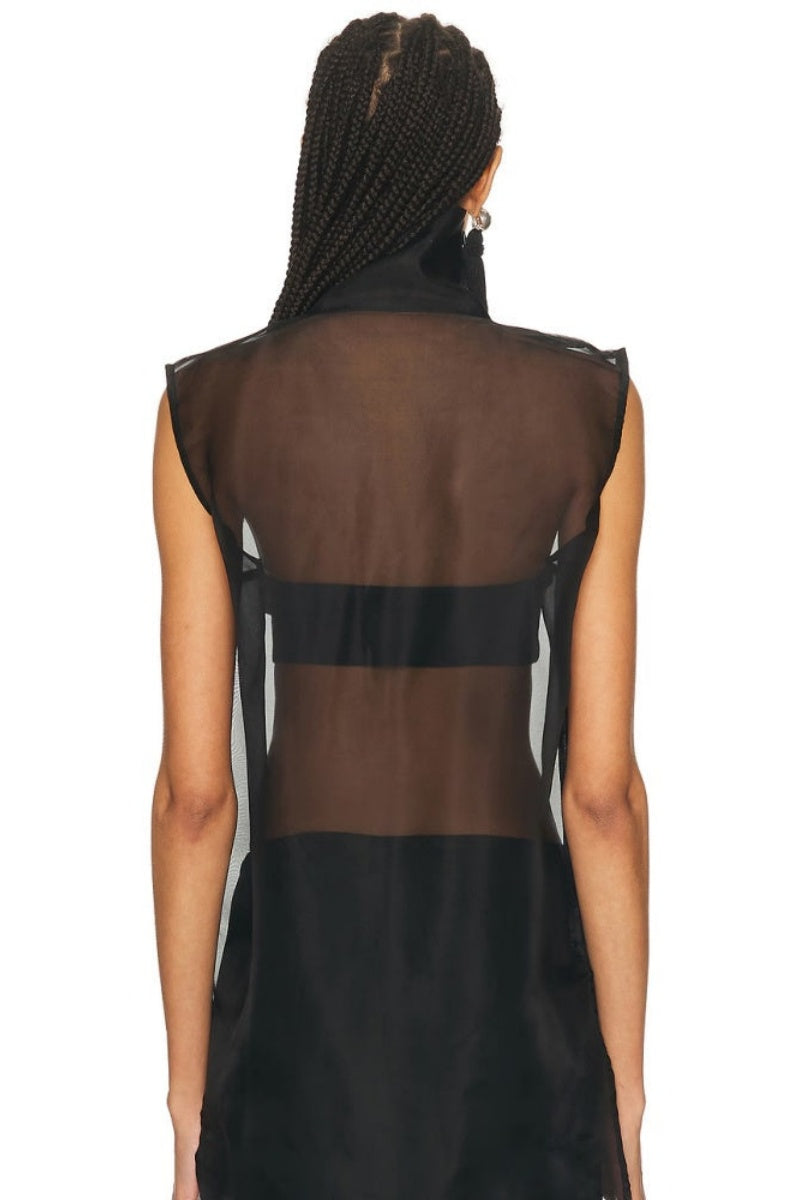 Completo in satin trasparente con dolcevita e pantaloni a gamba larga