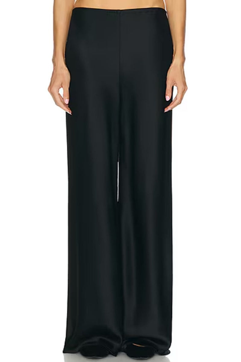Completo in satin trasparente con dolcevita e pantaloni a gamba larga