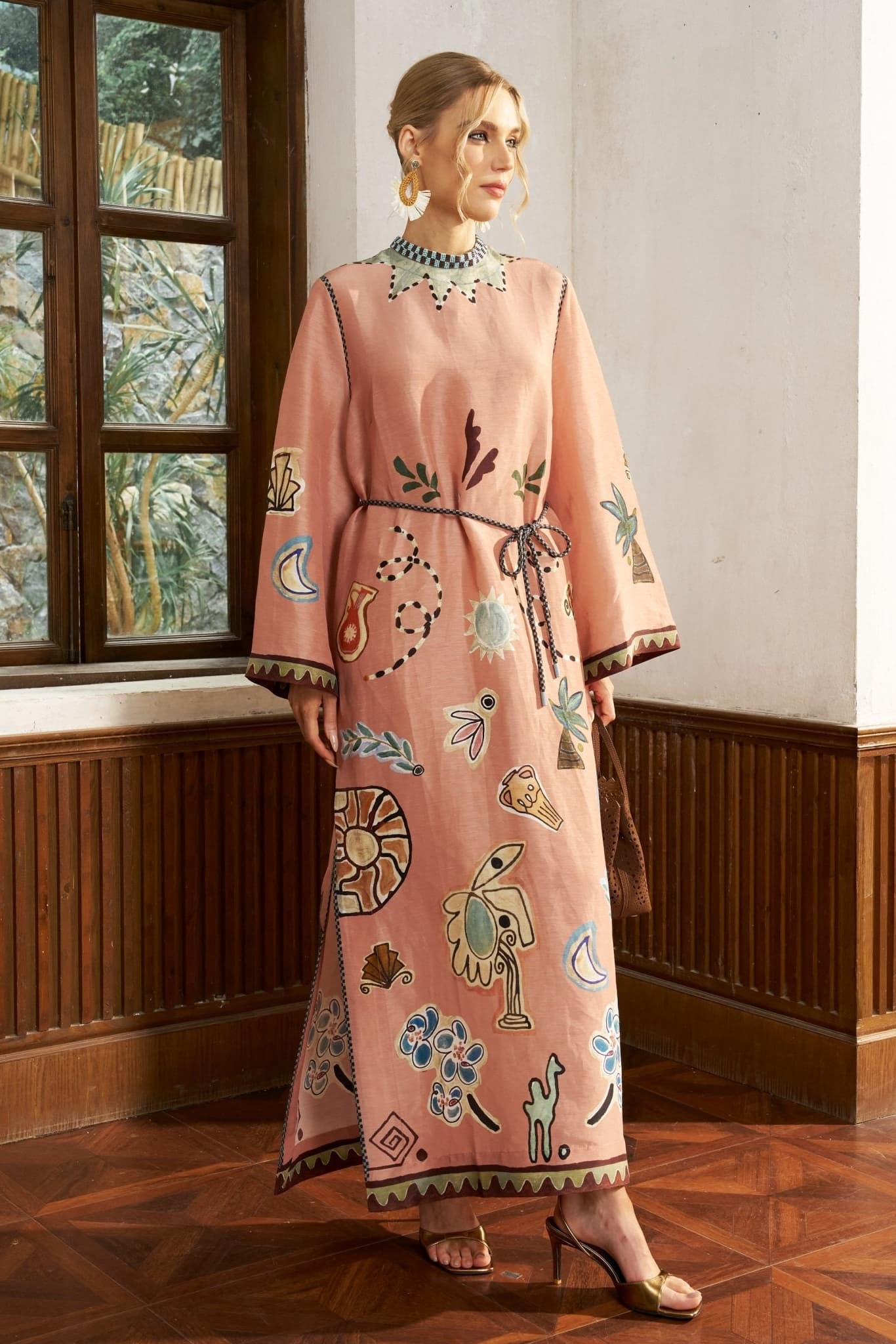Künstlerisches Maxikleid mit Gürtel