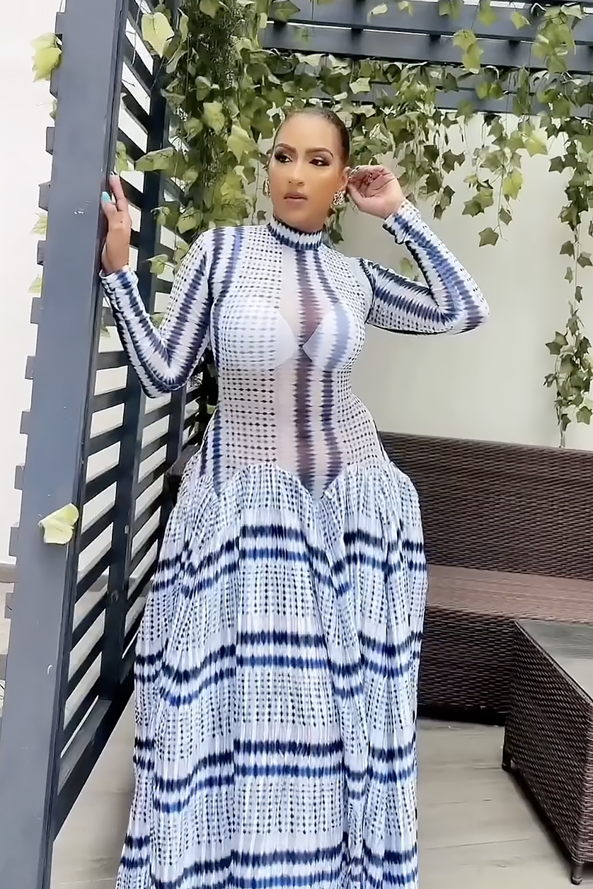 فستان سهرة ضيق بتصميم تاي-داي يعزز منطقة الورك