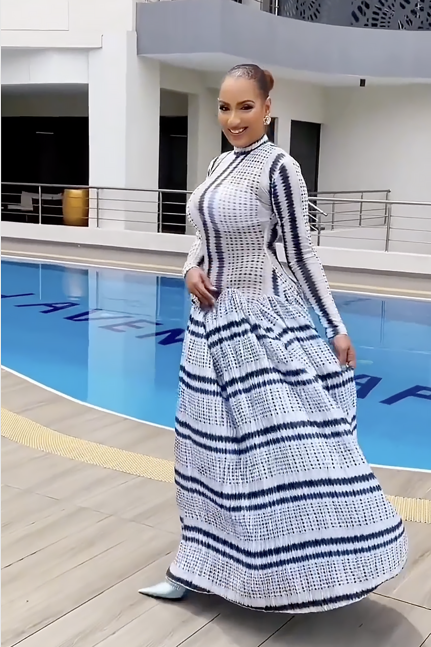 فستان سهرة ضيق بتصميم تاي-داي يعزز منطقة الورك