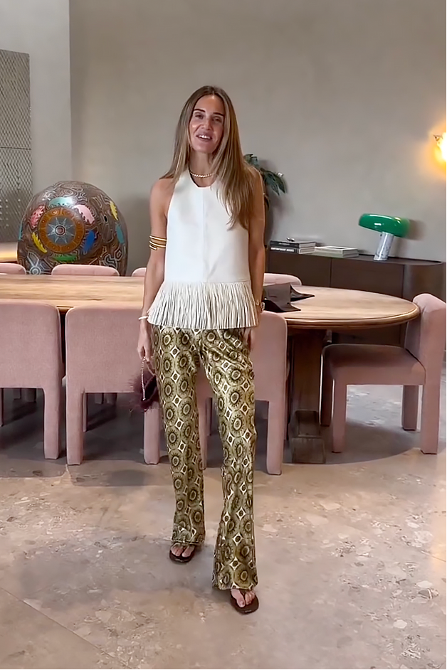 Pantalones acampanados de satén estampado y corte al bies
