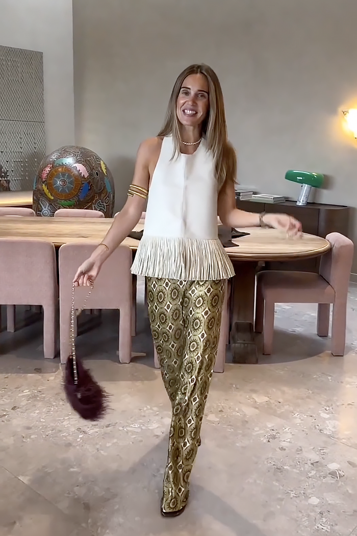 Pantalones acampanados de satén estampado y corte al bies