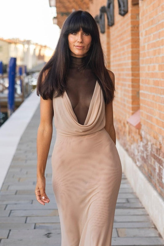 Maxikjole med gennemsigtig mock-neck og draperet front