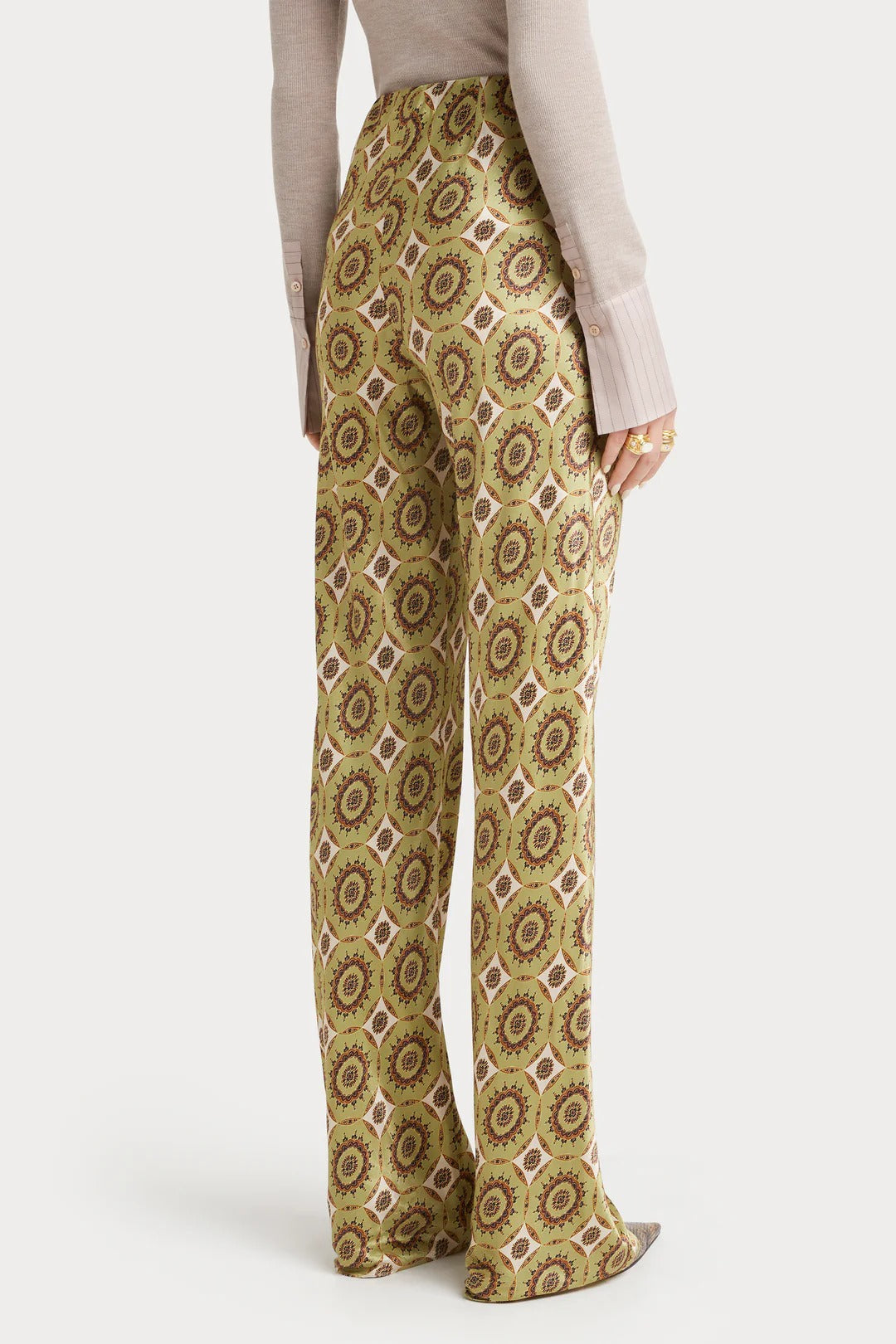 Pantalones acampanados de satén estampado y corte al bies