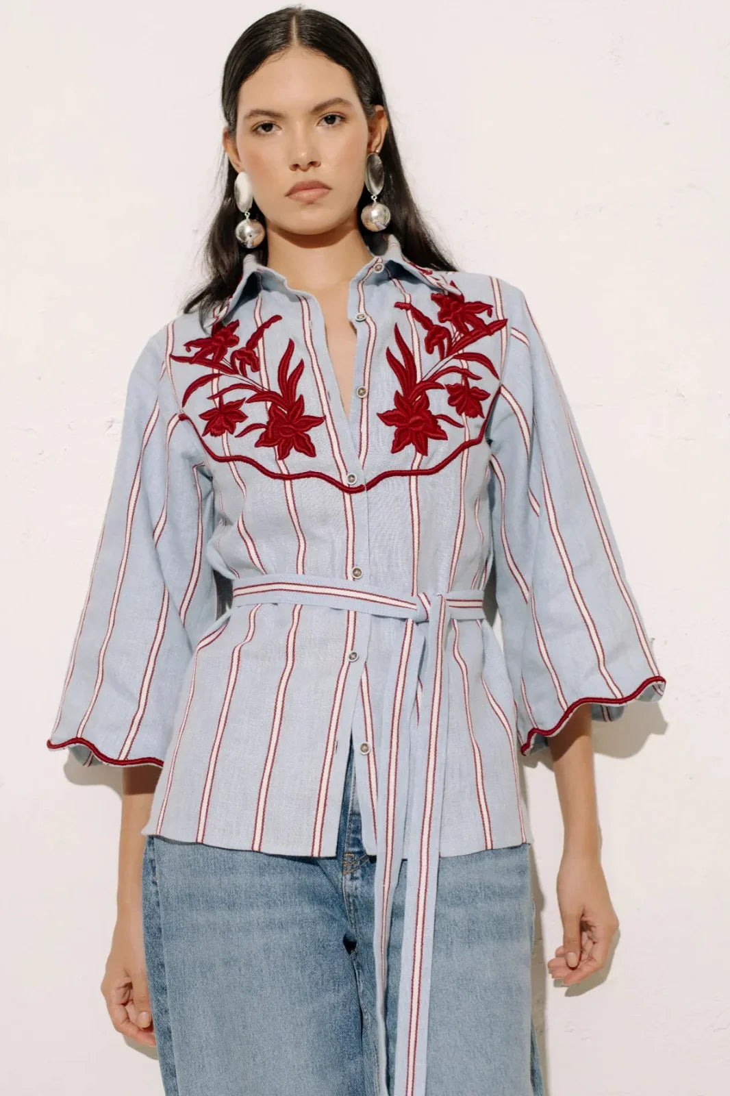 Camicia floreale blu a righe con cintura da annodare