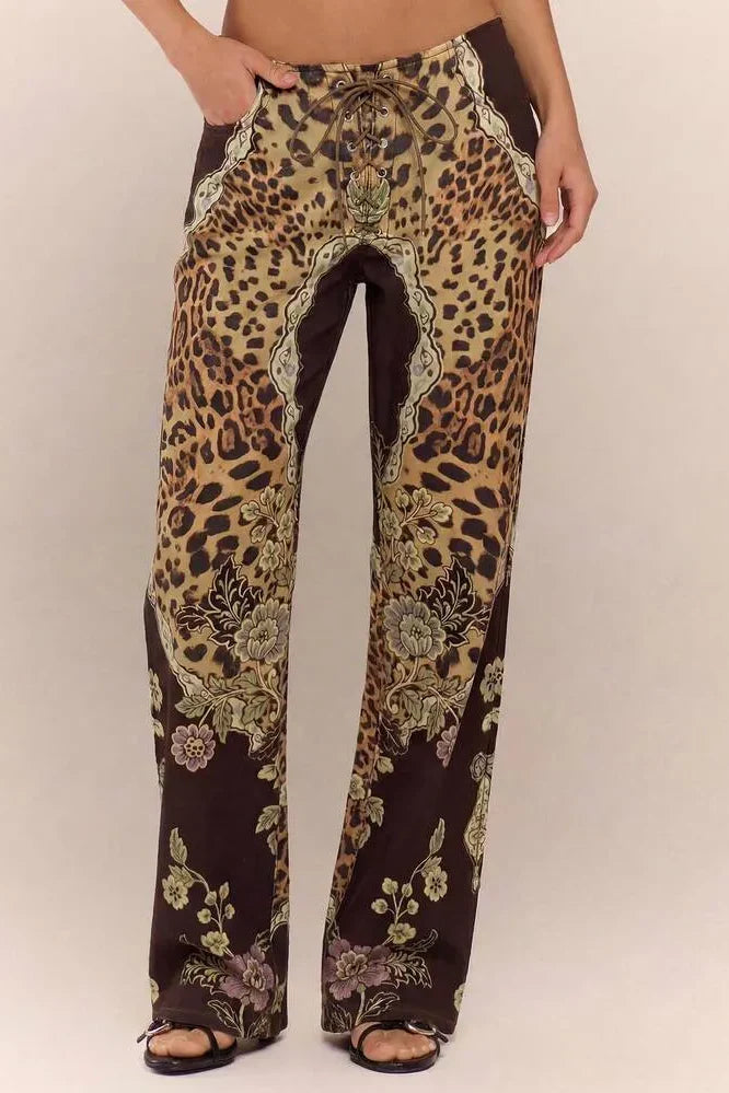 Kalhoty s nízkým pasem, leopardím vzorem a šněrováním