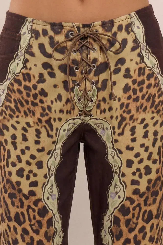 Kalhoty s nízkým pasem, leopardím vzorem a šněrováním