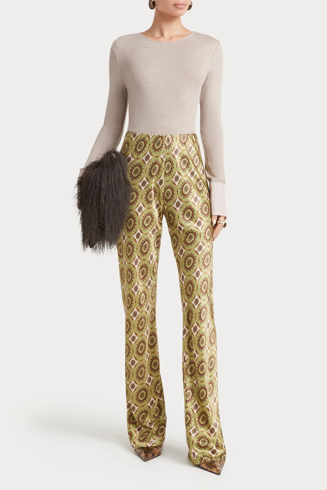 Pantalones acampanados de satén estampado y corte al bies