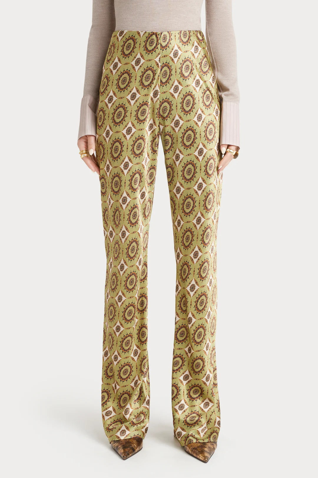Pantalones acampanados de satén estampado y corte al bies